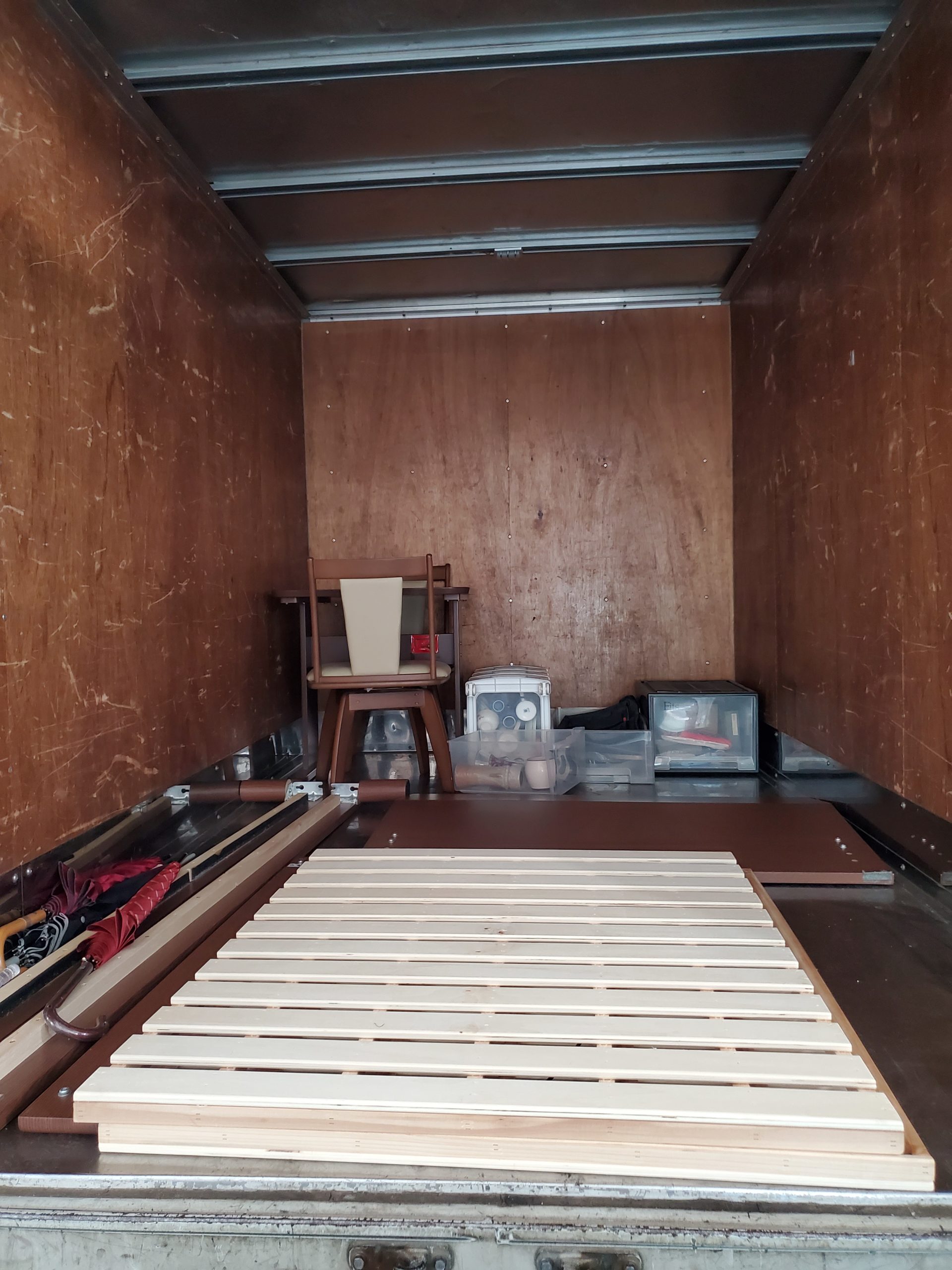 トラックに積まれた家具類